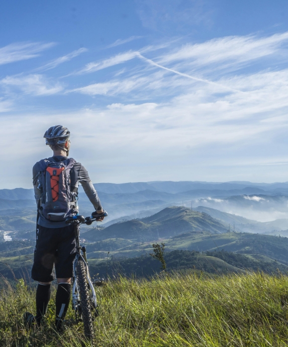 Un homme avec un vélo dans les montagnes