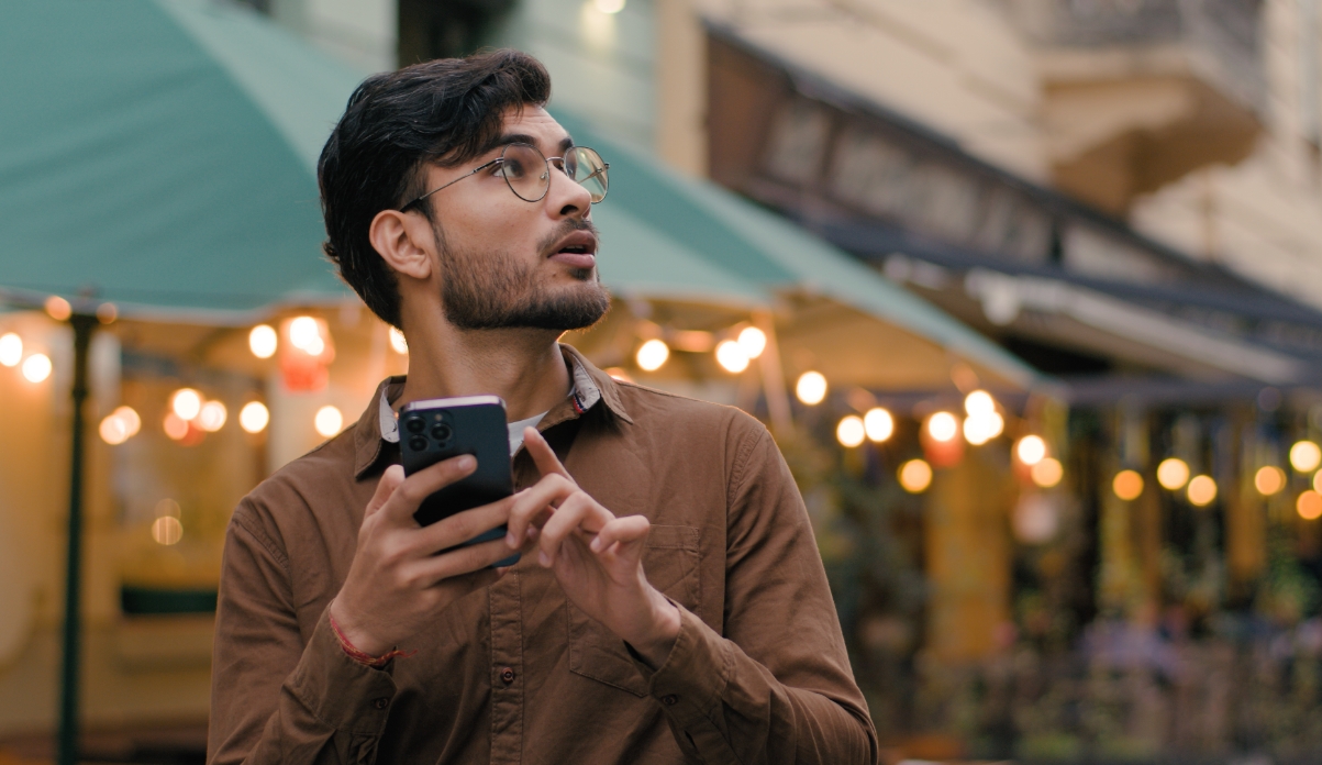 Un homme en ville avec son smartphone